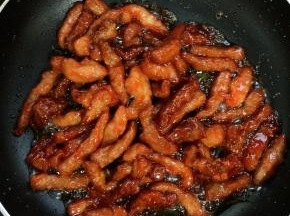 倒入炸好的里脊条翻炒均匀。