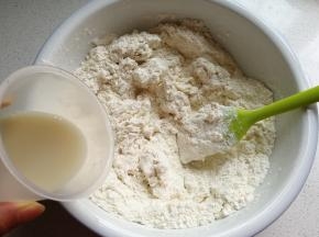 先称好面粉加入白糖混合均匀，再把酵母用温水化开倒入面粉中先拌成絮状