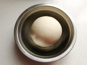 然后揉成光滑的面团，放入容器中，盖上保鲜膜发酵