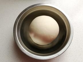 然后揉成光滑的面团，放入容器中，盖上保鲜膜发酵