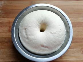 面团发酵至两倍大，手指戳洞不回缩不塌陷即发面完成，再把发好的面团取出挤压排气