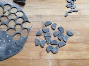 再用小刀把小圆片切去1/3的部分不要，剩下来的就是熊猫的耳朵