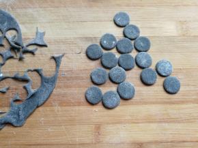 再继续用裱花嘴在面片上刻出8对小圆片