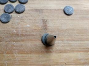 然后如图用裱花嘴，在小圆片上左右各刻去约1/4的面皮不要