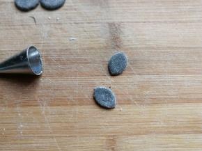 剩下来的椭圆形就是熊猫的眼睛