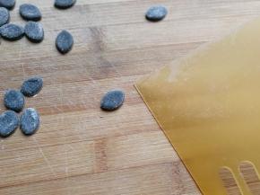 裱花嘴刻下后两头会有点尖，用刮板把两头尖角向内轻轻推压一下，使两头变得圆润一些