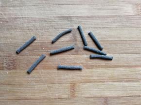 最后取一点小面团搓成细长条，分成均匀的八段，这些小条要用来做熊猫的嘴巴