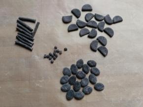 再把这些先做好的小配件盖保鲜，放进冰箱冷藏一下（目的是不让它们迅速发大）