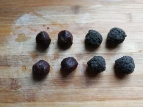 再把准备好的豆沙馅或黑芝麻馅分成均匀的小份滚圆（自己喜欢什么馅料就包什么馅料哈）