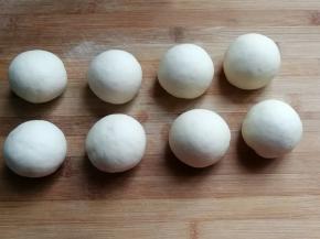 依次包好所有的馅料滚圆