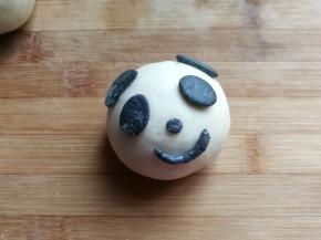 从冰箱取出小配件，按照熊猫的模样把小配件沾点水粘贴起来，再轻轻按压一下