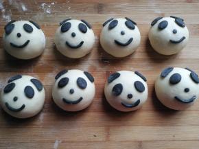 依次做好所有的熊猫小馒头，移入蒸锅中静置十五分钟左右，然后开火蒸十五分钟后关火虚蒸四五分钟再开盖。