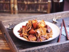 先分享一下成品图。这道笋干烧肘花肉，肘花肉鲜嫩爽滑Q弹，香而不腻，笋干吸足了肉香和油脂，味道浓郁香醇的同时不失笋干的独特味道，给你的舌尖带来不一样的体验。