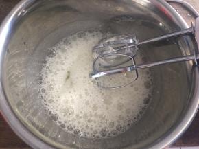 蛋白加入柠檬汁，低速打发至粗泡状态，加入三分之一白砂糖