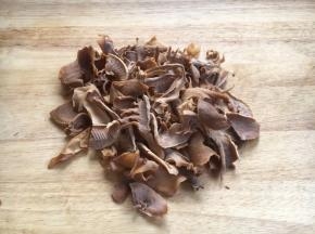 将笋干按照个人习惯切成自己喜欢大小的段备用。