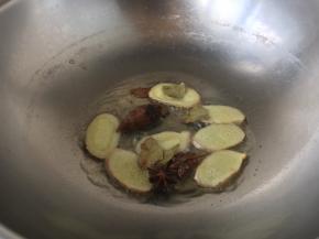 热锅凉油，炒香姜片、草果、八角、香叶。