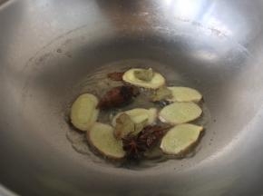 热锅凉油，炒香姜片、草果、八角、香叶。