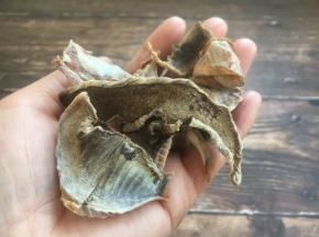 笋干是以笋为原料，通过去壳切根修整、手工切片，自然晾晒干的。笋干是网购的，刚买的时候是新晾晒的，色泽金黄，后来因为风干的原因就变成了如图的颜色，时间越长颜色越重，颜色的变化不影响食用。保存时尽量放在阴凉通风处，到夏天时最好放在冰箱里冷藏。