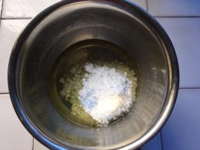 玉米油加糖粉搅拌均匀