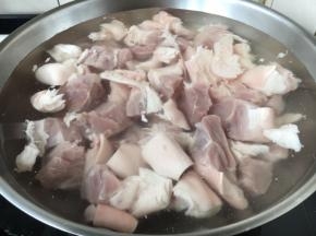 肘子肉焯水，锅里放适量的凉水，2勺黄酒，肘子肉，大火煮开，汆烫2分钟左右。