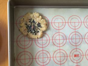 放入烤盘，用手掌向下压，自然的开裂