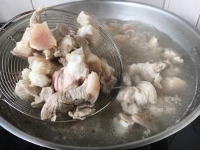 汆烫后撇去浮末，捞出肘子肉，沥干水分备用。