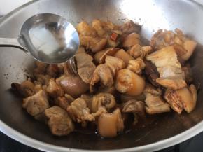 倒入80g的高度高粱酒。 没有高度高粱酒可用白糯米酒、米酒、黄酒代替。