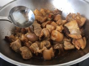 倒入80g的高度高粱酒。 没有高度高粱酒可用白糯米酒、米酒、黄酒代替。