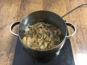 笋干焯水，焯水时一定用凉水，在水中放1勺的黄酒，汆烫2分钟左右即可捞出沥干水分备用。这步主要是进一步去除杂质，令笋干更加鲜美，如果时间不充足可略去这一步骤。 如果您买的是整棵的笋干则需要用高压锅压10分钟，把笋干提前压软烂些，便于和肉一起烧制。