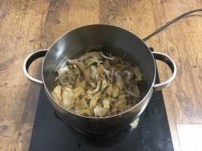 笋干焯水，焯水时一定用凉水，在水中放1勺的黄酒，汆烫2分钟左右即可捞出沥干水分备用。这步主要是进一步去除杂质，令笋干更加鲜美，如果时间不充足可略去这一步骤。 如果您买的是整棵的笋干则需要用高压锅压10分钟，把笋干提前压软烂些，便于和肉一起烧制。