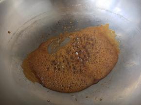 冰糖溶化后，从大泡变成小泡，颜色变成琥珀色。