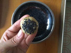 捏成25克一个，沾上黑芝麻