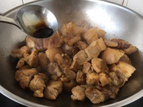 放入10g的老抽。