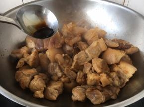 放入10g的老抽。