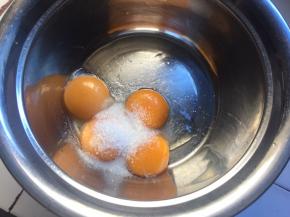 蛋白和蛋黄分离，蛋白盆中应无油无水无蛋黄，蛋黄中加入白砂糖搅拌均匀