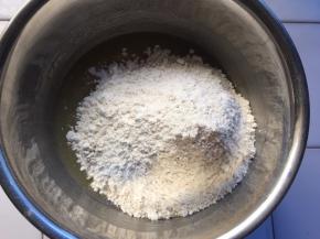 加入低粉和全麦面粉搅拌成团