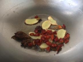 然后放入干辣椒，煸炒出香味。