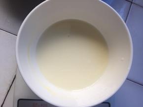 玉米油和纯牛奶混合搅拌成乳化状态，倒入蛋黄糊中搅拌均匀