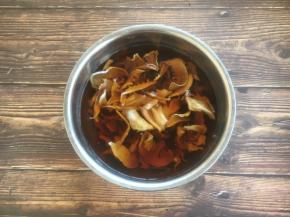 笋干提前3或者4个小时用清水泡发，泡发至完全舒展，变软。泡发笋干的水去过滤一下杂质后也要留着烧肉时用。因为泡笋干的水很鲜美，能起到提鲜的作用，可谓是天然的味精。