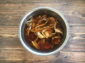 笋干提前3或者4个小时用清水泡发，泡发至完全舒展，变软。泡发笋干的水去过滤一下杂质后也要留着烧肉时用。因为泡笋干的水很鲜美，能起到提鲜的作用，可谓是天然的味精。