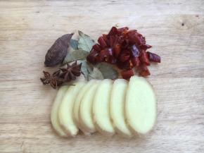 姜切片，草果用刀拍裂，准备好香叶和八角，干辣椒提前20分钟泡软，用厨房用纸吸干水分。