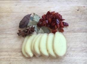 姜切片，草果用刀拍裂，准备好香叶和八角，干辣椒提前20分钟泡软，用厨房用纸吸干水分。