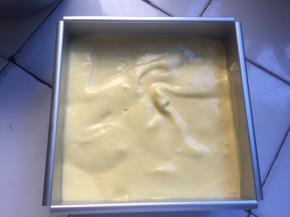 倒入6寸方形模具，左右轻轻摇晃，使面糊平整，轻震两下，震出大气泡，放入预热好的烤箱120度50分钟