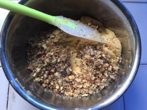 加入核桃碎和杏仁碎。核桃和杏仁碾碎，可以直接碾成渣，也可以像我这样有点颗粒感（核桃提前入烤箱160度烘烤5分钟）