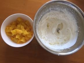 将淡奶油加入白砂糖打发到6分发，有明显纹路状态，黄桃切成颗粒状态