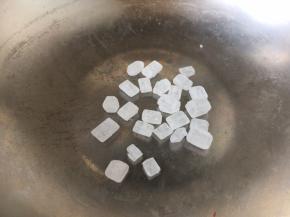 炒糖色水。锅温热时放入冰糖。