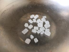 炒糖色水。锅温热时放入冰糖。