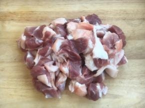 购买猪肘子时请商家将猪肘子的骨头剔去（另外煲汤用），将肉切成麻将块大小，将肉清洗干净备用。