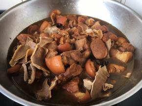 将笋干和笋干水一同放入，小火继续炖1个小时左右。 温馨提示，1，用砂锅煲的话味道更好。2，关于放笋干的时间，如果喜欢笋干的肉味浓重一些就在第19步骤炖肉时就放里，如果喜欢笋干的肉味稍稍轻一点，就在炖肉的中途第21步骤加进去。