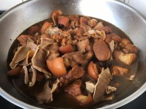 将笋干和笋干水一同放入，小火继续炖1个小时左右。 温馨提示，1，用砂锅煲的话味道更好。2，关于放笋干的时间，如果喜欢笋干的肉味浓重一些就在第19步骤炖肉时就放里，如果喜欢笋干的肉味稍稍轻一点，就在炖肉的中途第21步骤加进去。